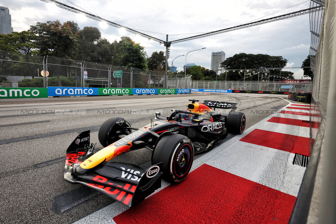GP SINGAPORE, Max Verstappen (NLD) Red Bull Racing RB21.

03.10.2025. Formula 1 World Championship, Rd 18, Singapore Grand Prix, Marina Bay Street Circuit, Singapore, Practice Day.

- www.xpbimages.com, EMail: requests@xpbimages.com © Copyright: Bearne / XPB Images