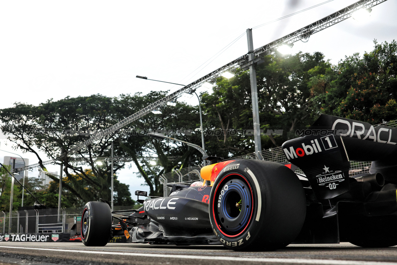 GP SINGAPORE, Max Verstappen (NLD) Red Bull Racing RB21.

03.10.2025. Formula 1 World Championship, Rd 18, Singapore Grand Prix, Marina Bay Street Circuit, Singapore, Practice Day.

- www.xpbimages.com, EMail: requests@xpbimages.com © Copyright: Bearne / XPB Images