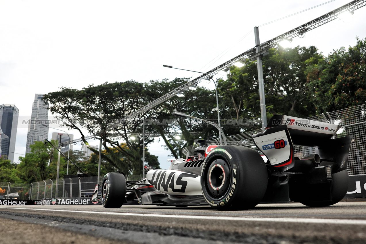 GP SINGAPORE, Esteban Ocon (FRA) Haas VF-25.

03.10.2025. Formula 1 World Championship, Rd 18, Singapore Grand Prix, Marina Bay Street Circuit, Singapore, Practice Day.

- www.xpbimages.com, EMail: requests@xpbimages.com © Copyright: Bearne / XPB Images