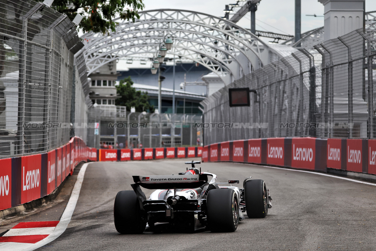 GP SINGAPORE, Esteban Ocon (FRA) Haas VF-25.

03.10.2025. Formula 1 World Championship, Rd 18, Singapore Grand Prix, Marina Bay Street Circuit, Singapore, Practice Day.

 - www.xpbimages.com, EMail: requests@xpbimages.com © Copyright: Rew / XPB Images