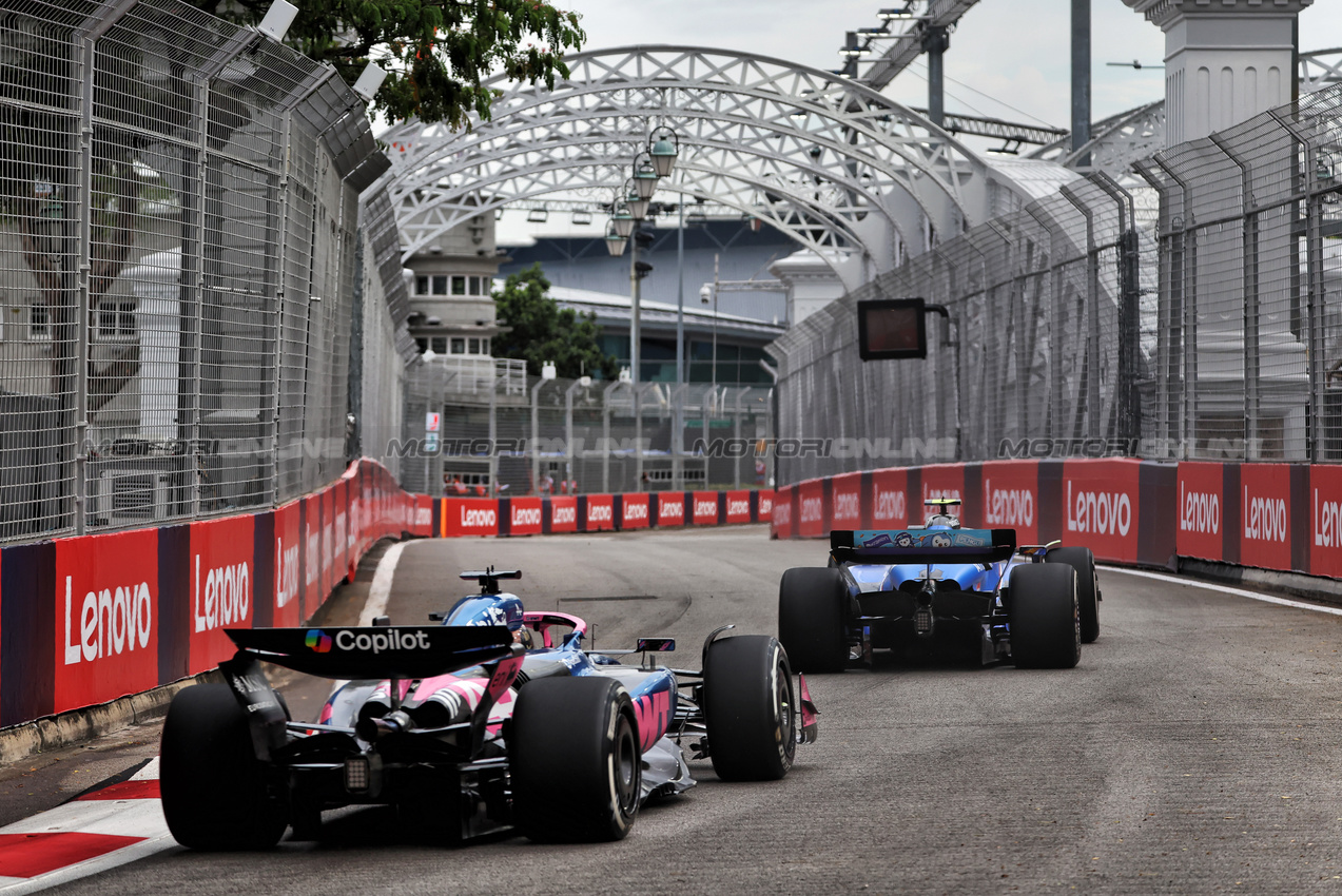 GP SINGAPORE, Carlos Sainz (ESP) Atlassian Williams Racing FW47 davanti a Pierre Gasly (FRA) Alpine F1 Team A525.

03.10.2025. Formula 1 World Championship, Rd 18, Singapore Grand Prix, Marina Bay Street Circuit, Singapore, Practice Day.

 - www.xpbimages.com, EMail: requests@xpbimages.com © Copyright: Rew / XPB Images