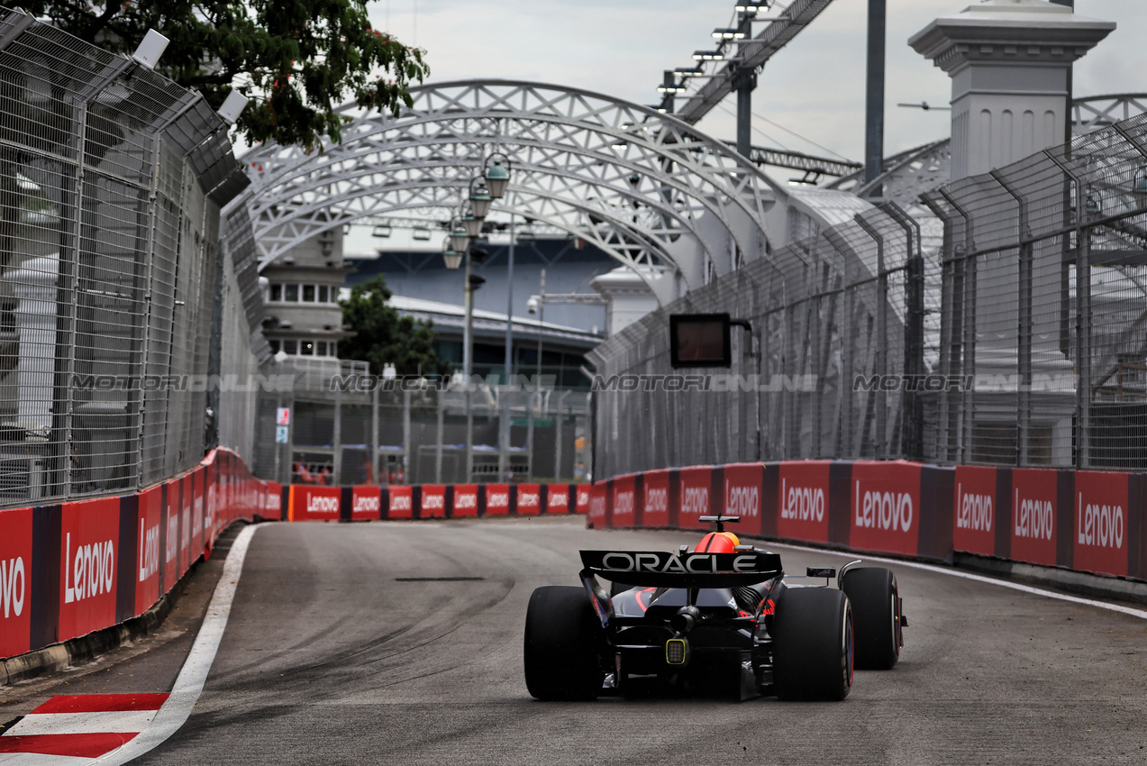 GP SINGAPORE, Max Verstappen (NLD) Red Bull Racing RB21.

03.10.2025. Formula 1 World Championship, Rd 18, Singapore Grand Prix, Marina Bay Street Circuit, Singapore, Practice Day.

 - www.xpbimages.com, EMail: requests@xpbimages.com © Copyright: Rew / XPB Images