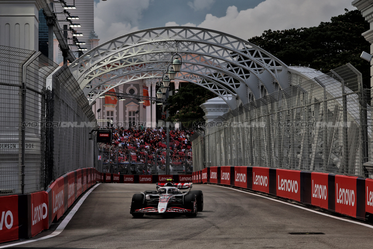 GP SINGAPORE, Oliver Bearman (GBR) Haas VF-25.

03.10.2025. Formula 1 World Championship, Rd 18, Singapore Grand Prix, Marina Bay Street Circuit, Singapore, Practice Day.

 - www.xpbimages.com, EMail: requests@xpbimages.com © Copyright: Rew / XPB Images