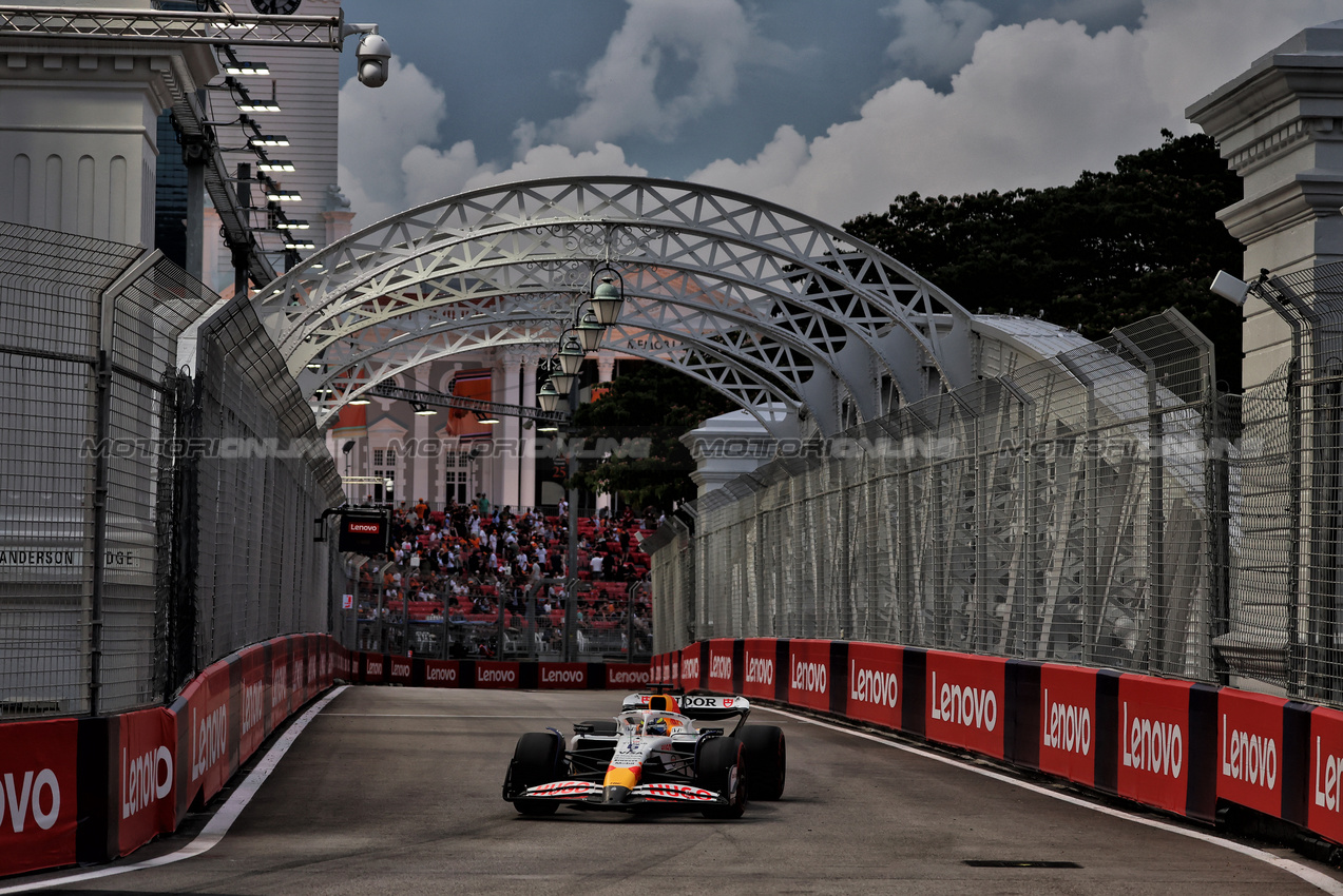 GP SINGAPORE, Isack Hadjar (FRA) Racing Bulls VCARB 02.

03.10.2025. Formula 1 World Championship, Rd 18, Singapore Grand Prix, Marina Bay Street Circuit, Singapore, Practice Day.

 - www.xpbimages.com, EMail: requests@xpbimages.com © Copyright: Rew / XPB Images