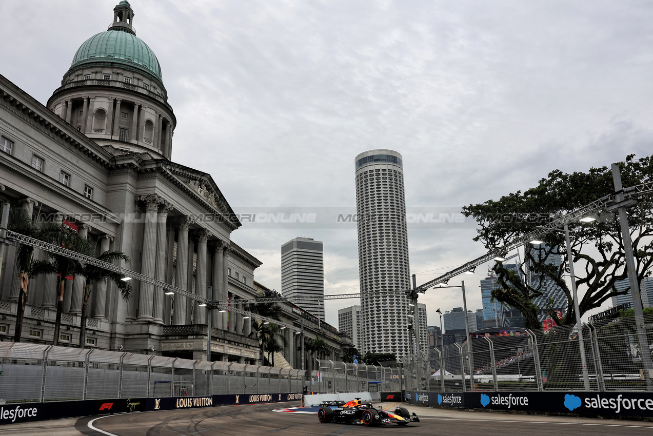GP SINGAPORE, Max Verstappen (NLD) Red Bull Racing RB21.

03.10.2025. Formula 1 World Championship, Rd 18, Singapore Grand Prix, Marina Bay Street Circuit, Singapore, Practice Day.

 - www.xpbimages.com, EMail: requests@xpbimages.com © Copyright: Rew / XPB Images