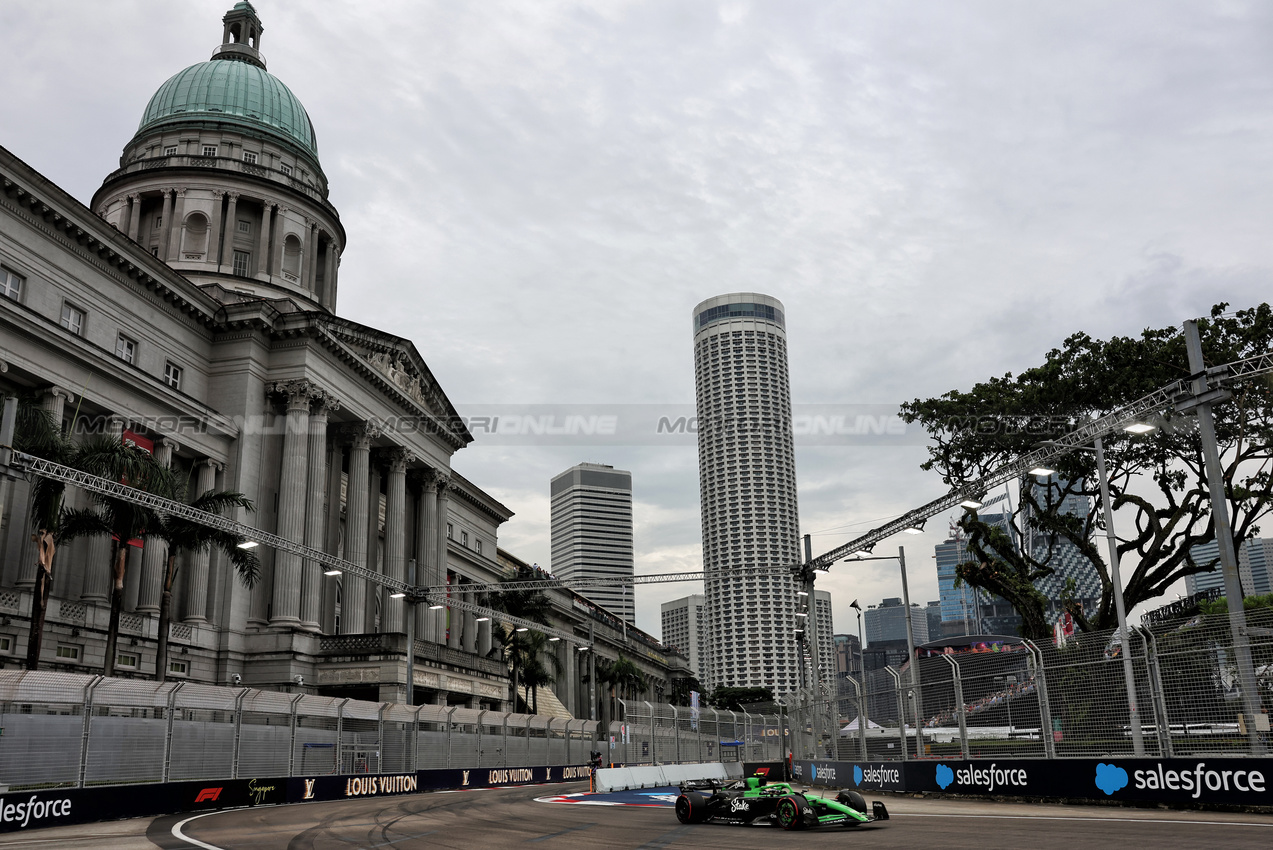 GP SINGAPORE, Gabriel Bortoleto (BRA) Sauber C45.

03.10.2025. Formula 1 World Championship, Rd 18, Singapore Grand Prix, Marina Bay Street Circuit, Singapore, Practice Day.

 - www.xpbimages.com, EMail: requests@xpbimages.com © Copyright: Rew / XPB Images