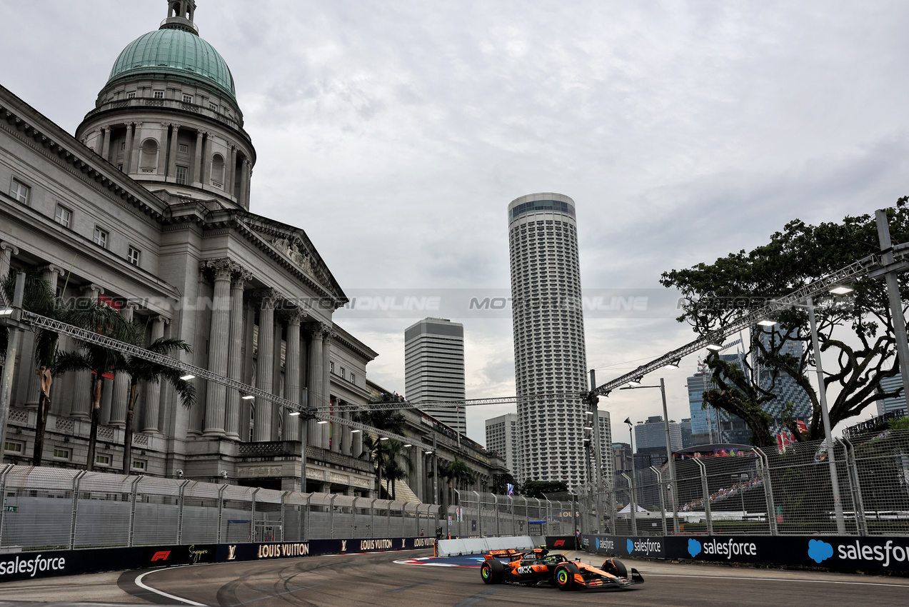GP SINGAPORE, Lando Norris (GBR) McLaren MCL39.

03.10.2025. Formula 1 World Championship, Rd 18, Singapore Grand Prix, Marina Bay Street Circuit, Singapore, Practice Day.

 - www.xpbimages.com, EMail: requests@xpbimages.com © Copyright: Rew / XPB Images