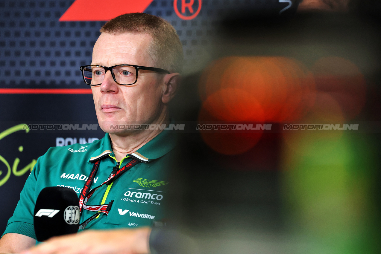 GP SINGAPORE, Andy Cowell (GBR) Aston Martin F1 Team Group CEO e Team Principal in the FIA Press Conference.

03.10.2025. Formula 1 World Championship, Rd 18, Singapore Grand Prix, Marina Bay Street Circuit, Singapore, Practice Day.

- www.xpbimages.com, EMail: requests@xpbimages.com © Copyright: Charniaux / XPB Images