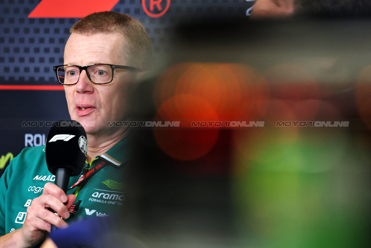 GP SINGAPORE, Andy Cowell (GBR) Aston Martin F1 Team Group CEO e Team Principal in the FIA Press Conference.

03.10.2025. Formula 1 World Championship, Rd 18, Singapore Grand Prix, Marina Bay Street Circuit, Singapore, Practice Day.

- www.xpbimages.com, EMail: requests@xpbimages.com © Copyright: Charniaux / XPB Images