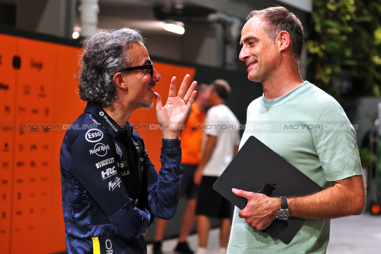 GP SINGAPORE, (L to R): Laurent Mekies (FRA) Red Bull Racing Team Principal e CEO with Oliver Mintzlaff (GER) Red Bull Managing Director.

03.10.2025. Formula 1 World Championship, Rd 18, Singapore Grand Prix, Marina Bay Street Circuit, Singapore, Practice Day.

- www.xpbimages.com, EMail: requests@xpbimages.com © Copyright: Moy / XPB Images
