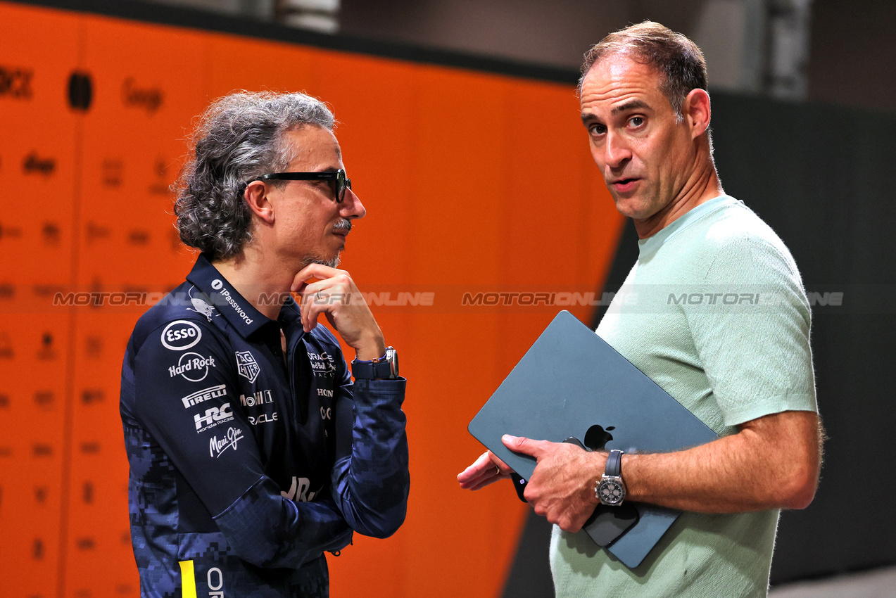 GP SINGAPORE, (L to R): Laurent Mekies (FRA) Red Bull Racing Team Principal e CEO with Oliver Mintzlaff (GER) Red Bull Managing Director.

03.10.2025. Formula 1 World Championship, Rd 18, Singapore Grand Prix, Marina Bay Street Circuit, Singapore, Practice Day.

- www.xpbimages.com, EMail: requests@xpbimages.com © Copyright: Moy / XPB Images