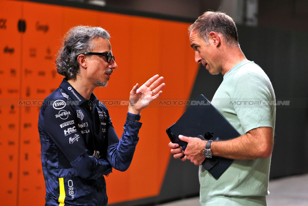 GP SINGAPORE, (L to R): Laurent Mekies (FRA) Red Bull Racing Team Principal e CEO with Oliver Mintzlaff (GER) Red Bull Managing Director.

03.10.2025. Formula 1 World Championship, Rd 18, Singapore Grand Prix, Marina Bay Street Circuit, Singapore, Practice Day.

- www.xpbimages.com, EMail: requests@xpbimages.com © Copyright: Moy / XPB Images