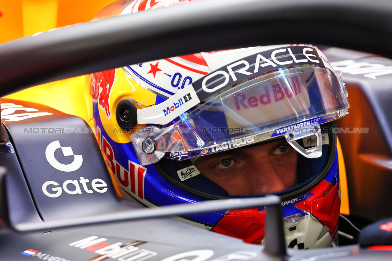 GP SINGAPORE, Max Verstappen (NLD) Red Bull Racing RB21.

03.10.2025. Formula 1 World Championship, Rd 18, Singapore Grand Prix, Marina Bay Street Circuit, Singapore, Practice Day.

- www.xpbimages.com, EMail: requests@xpbimages.com © Copyright: Batchelor / XPB Images