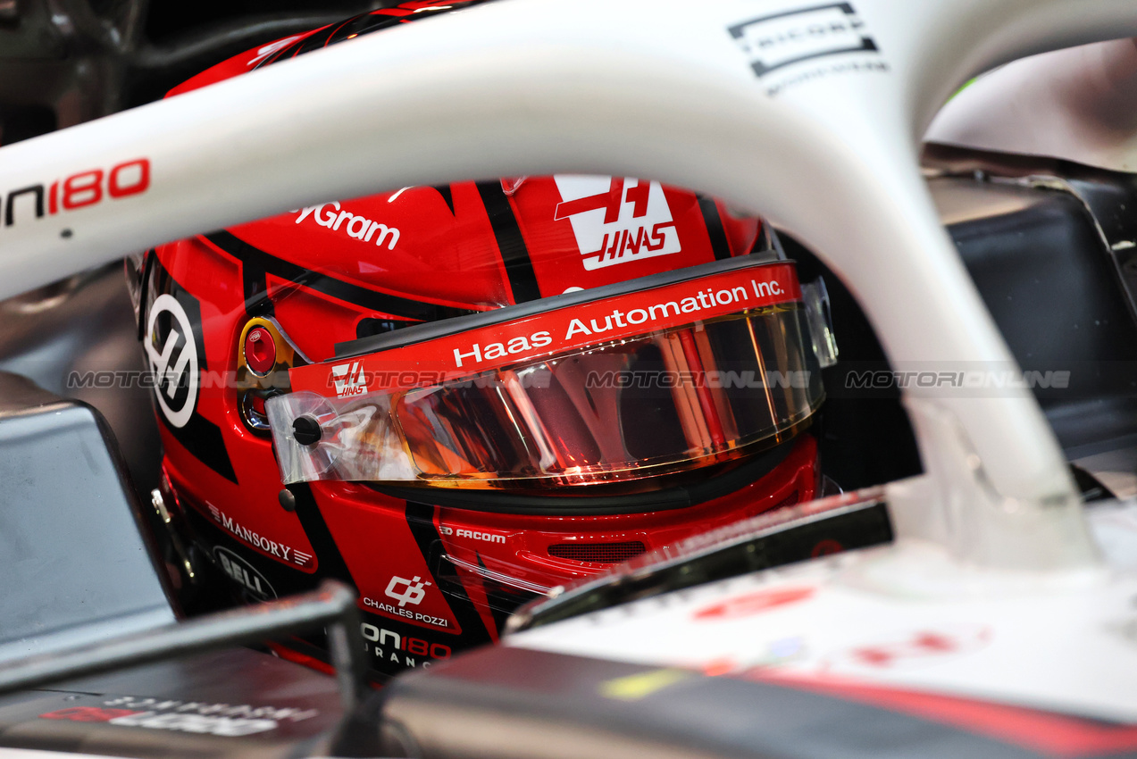 GP SINGAPORE, Esteban Ocon (FRA) Haas VF-25.

03.10.2025. Formula 1 World Championship, Rd 18, Singapore Grand Prix, Marina Bay Street Circuit, Singapore, Practice Day.

- www.xpbimages.com, EMail: requests@xpbimages.com © Copyright: Batchelor / XPB Images