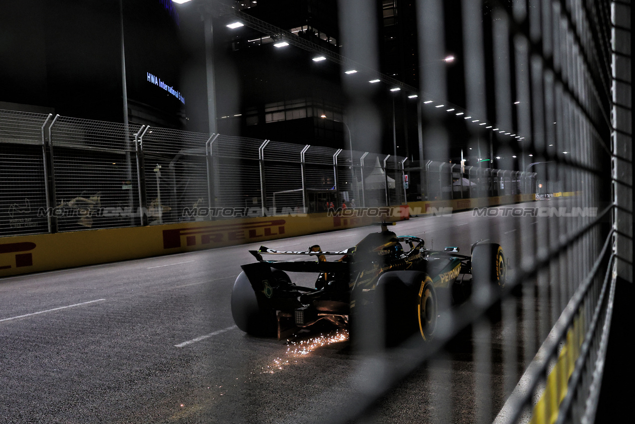 GP SINGAPORE, George Russell (GBR) Mercedes AMG F1 W16 sends sparks flying.

03.10.2025. Formula 1 World Championship, Rd 18, Singapore Grand Prix, Marina Bay Street Circuit, Singapore, Practice Day.

- www.xpbimages.com, EMail: requests@xpbimages.com © Copyright: Charniaux / XPB Images