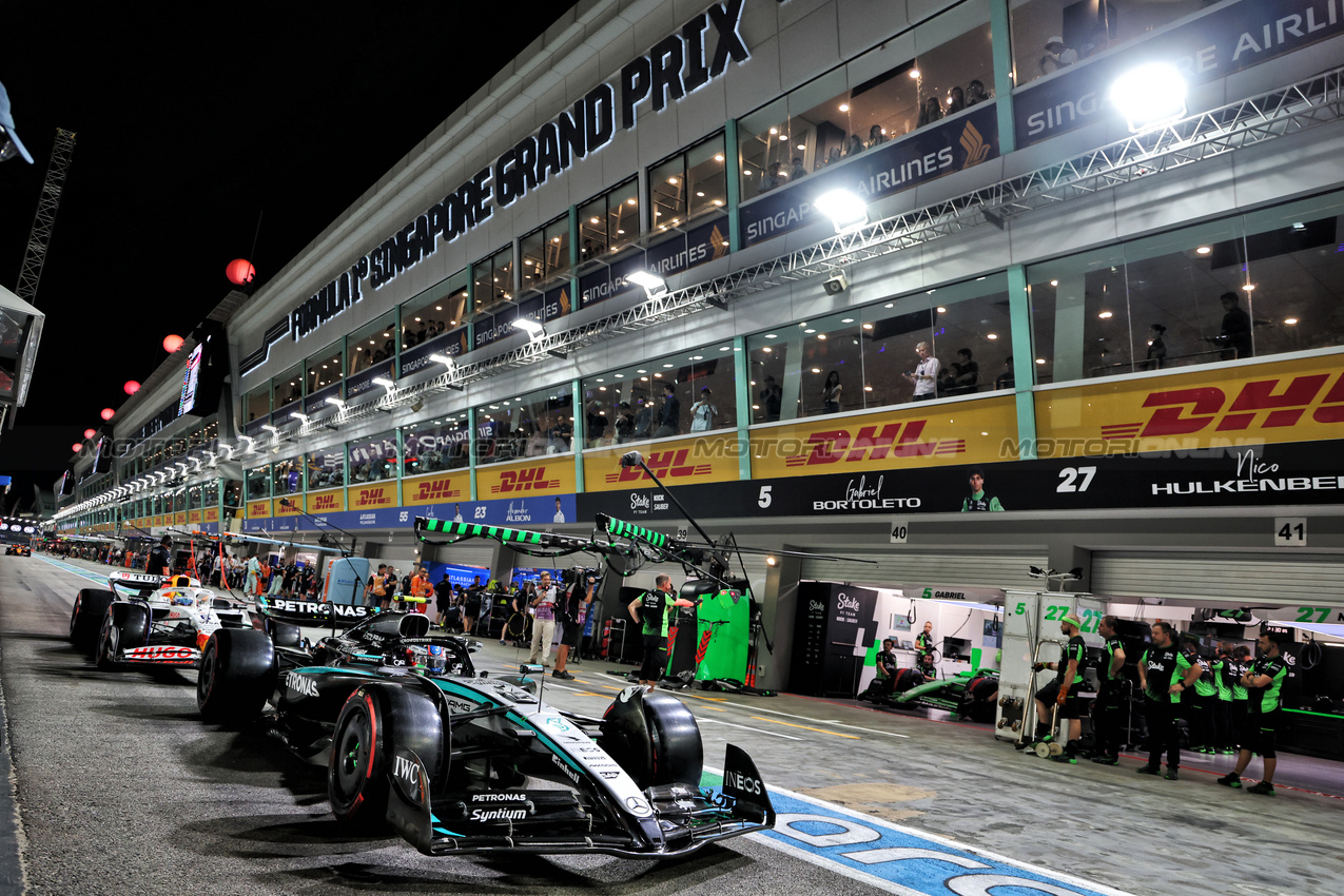 GP SINGAPORE, Andrea Kimi Antonelli (ITA) Mercedes AMG F1 W16 in the pits.

03.10.2025. Formula 1 World Championship, Rd 18, Singapore Grand Prix, Marina Bay Street Circuit, Singapore, Practice Day.

- www.xpbimages.com, EMail: requests@xpbimages.com © Copyright: Batchelor / XPB Images