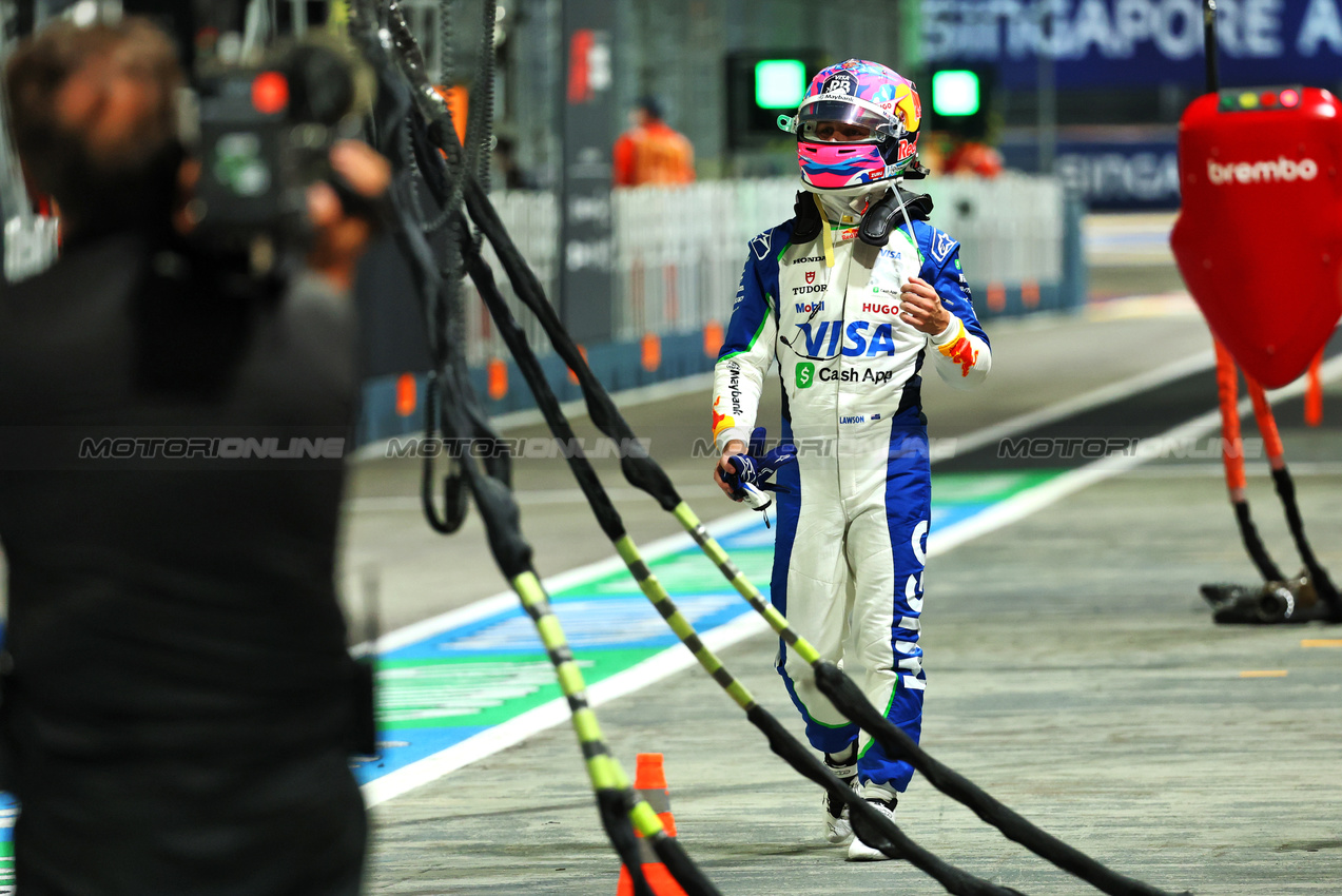 GP SINGAPORE, Liam Lawson (NZL) Racing Bulls in the pits after he crashed in the second practice session.

03.10.2025. Formula 1 World Championship, Rd 18, Singapore Grand Prix, Marina Bay Street Circuit, Singapore, Practice Day.

- www.xpbimages.com, EMail: requests@xpbimages.com © Copyright: Batchelor / XPB Images