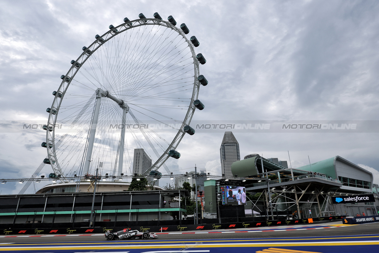 GP SINGAPORE, Oliver Bearman (GBR) Haas VF-25.

03.10.2025. Formula 1 World Championship, Rd 18, Singapore Grand Prix, Marina Bay Street Circuit, Singapore, Practice Day.

- www.xpbimages.com, EMail: requests@xpbimages.com © Copyright: Moy / XPB Images
