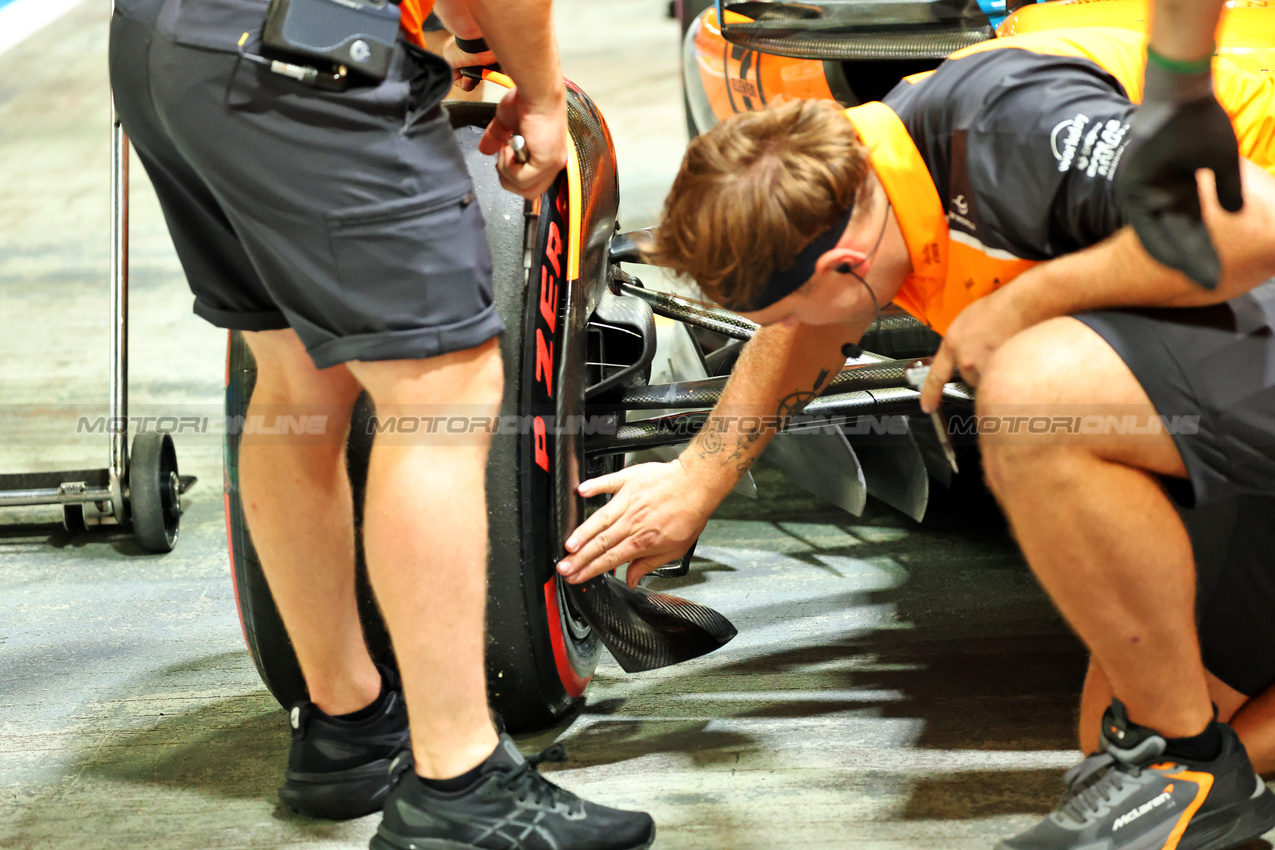 GP SINGAPORE, the McLaren MCL39 of Lando Norris (GBR) is inspected by meccanici after colliding with Charles Leclerc (MON) Ferrari SF-25 in the pits in the second practice session.

03.10.2025. Formula 1 World Championship, Rd 18, Singapore Grand Prix, Marina Bay Street Circuit, Singapore, Practice Day.

- www.xpbimages.com, EMail: requests@xpbimages.com © Copyright: Batchelor / XPB Images