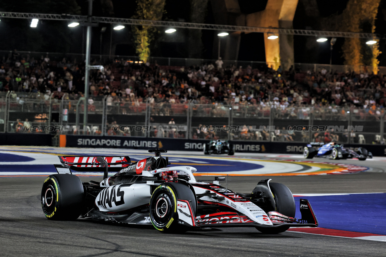 GP SINGAPORE, Esteban Ocon (FRA) Haas VF-25.

03.10.2025. Formula 1 World Championship, Rd 18, Singapore Grand Prix, Marina Bay Street Circuit, Singapore, Practice Day.

- www.xpbimages.com, EMail: requests@xpbimages.com © Copyright: Moy / XPB Images