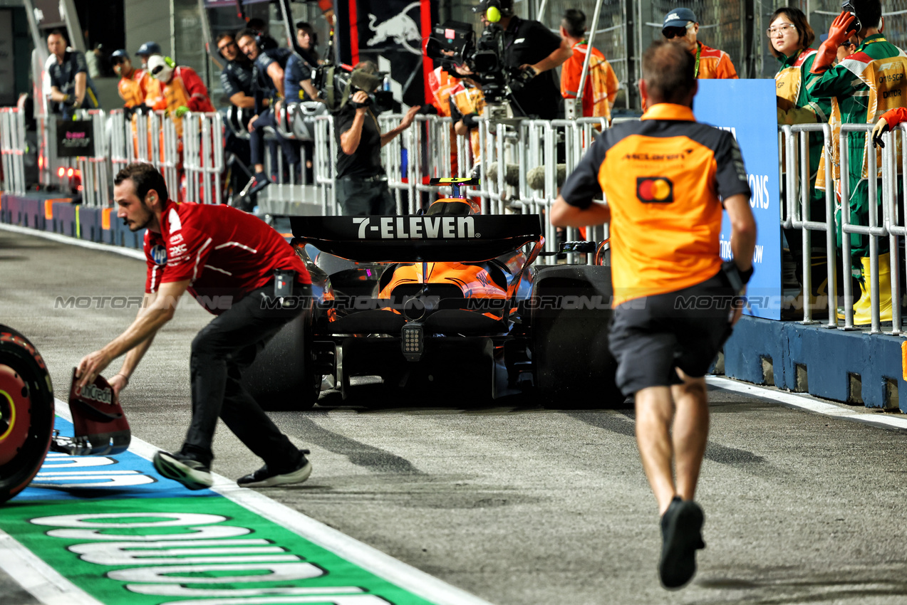 GP SINGAPORE, Lando Norris (GBR) McLaren MCL39 in the pits after colliding with Charles Leclerc (MON) Ferrari SF-25 in the second practice session.

03.10.2025. Formula 1 World Championship, Rd 18, Singapore Grand Prix, Marina Bay Street Circuit, Singapore, Practice Day.

- www.xpbimages.com, EMail: requests@xpbimages.com © Copyright: Batchelor / XPB Images