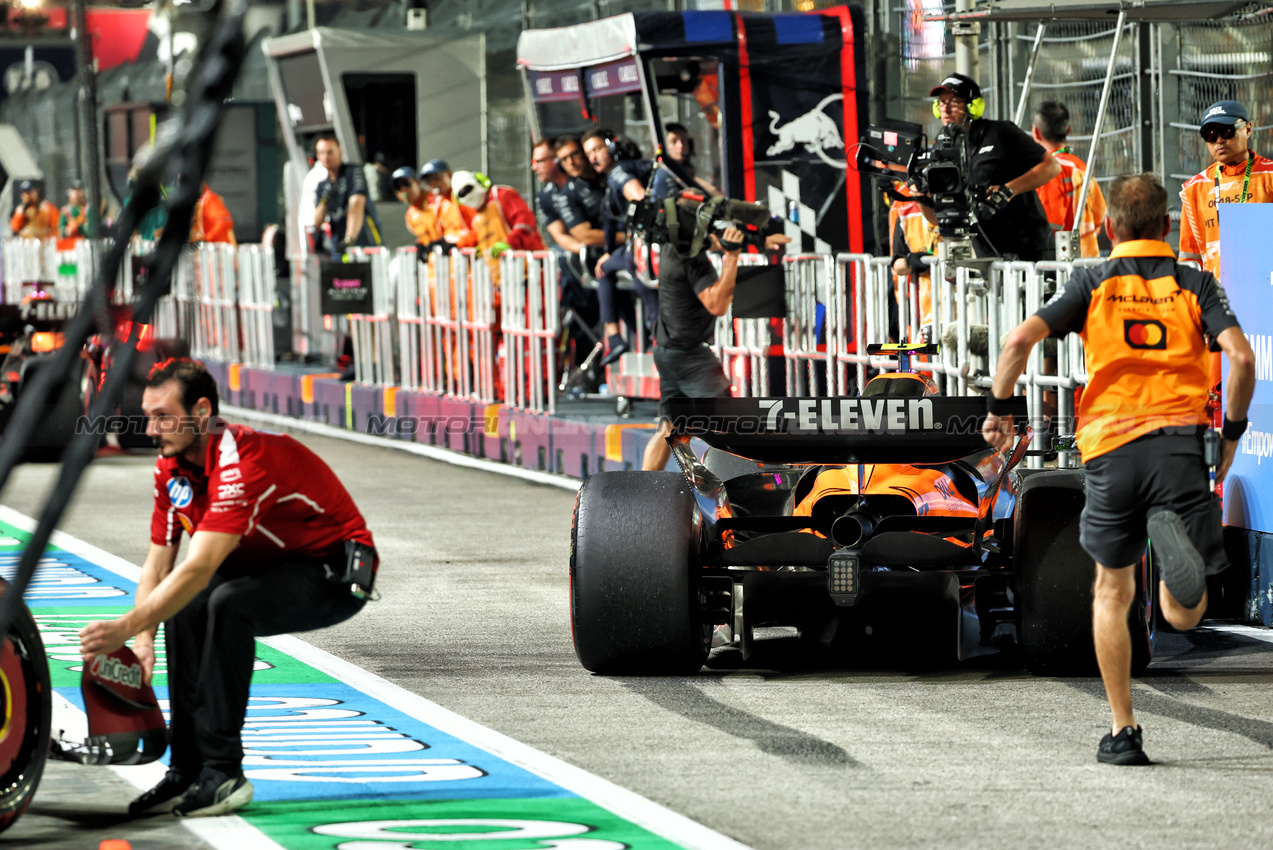 GP SINGAPORE, Lando Norris (GBR) McLaren MCL39 in the pits after colliding with Charles Leclerc (MON) Ferrari SF-25 in the second practice session.

03.10.2025. Formula 1 World Championship, Rd 18, Singapore Grand Prix, Marina Bay Street Circuit, Singapore, Practice Day.

- www.xpbimages.com, EMail: requests@xpbimages.com © Copyright: Batchelor / XPB Images