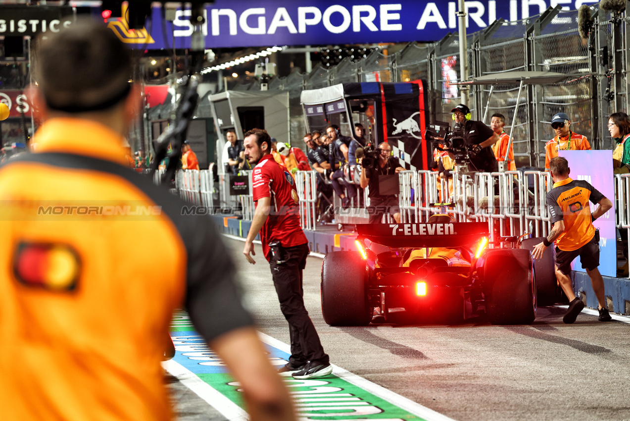 GP SINGAPORE, Lando Norris (GBR) McLaren MCL39 in the pits after colliding with Charles Leclerc (MON) Ferrari SF-25 in the second practice session.

03.10.2025. Formula 1 World Championship, Rd 18, Singapore Grand Prix, Marina Bay Street Circuit, Singapore, Practice Day.

- www.xpbimages.com, EMail: requests@xpbimages.com © Copyright: Batchelor / XPB Images