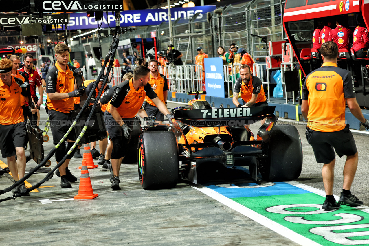 GP SINGAPORE, Lando Norris (GBR) McLaren MCL39 in the pits after colliding with Charles Leclerc (MON) Ferrari SF-25 in the second practice session.

03.10.2025. Formula 1 World Championship, Rd 18, Singapore Grand Prix, Marina Bay Street Circuit, Singapore, Practice Day.

- www.xpbimages.com, EMail: requests@xpbimages.com © Copyright: Batchelor / XPB Images