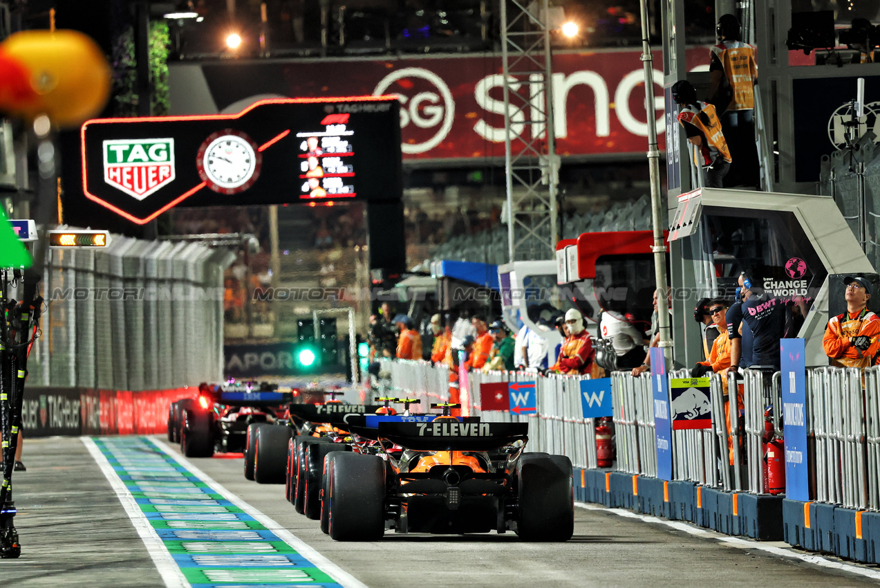 GP SINGAPORE, Lando Norris (GBR) McLaren MCL39 in the pits after colliding with Charles Leclerc (MON) Ferrari SF-25 in the second practice session.

03.10.2025. Formula 1 World Championship, Rd 18, Singapore Grand Prix, Marina Bay Street Circuit, Singapore, Practice Day.

- www.xpbimages.com, EMail: requests@xpbimages.com © Copyright: Batchelor / XPB Images