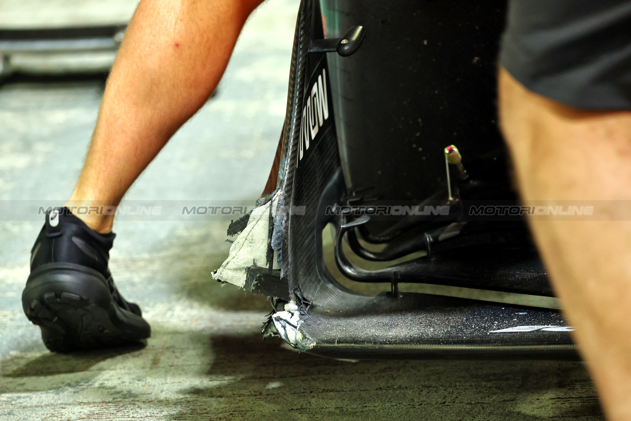 GP SINGAPORE, The McLaren MCL39 of Lando Norris (GBR) with broken front wing after colliding with Charles Leclerc (MON) Ferrari SF-25 in the pits in the second practice session.

03.10.2025. Formula 1 World Championship, Rd 18, Singapore Grand Prix, Marina Bay Street Circuit, Singapore, Practice Day.

- www.xpbimages.com, EMail: requests@xpbimages.com © Copyright: Batchelor / XPB Images