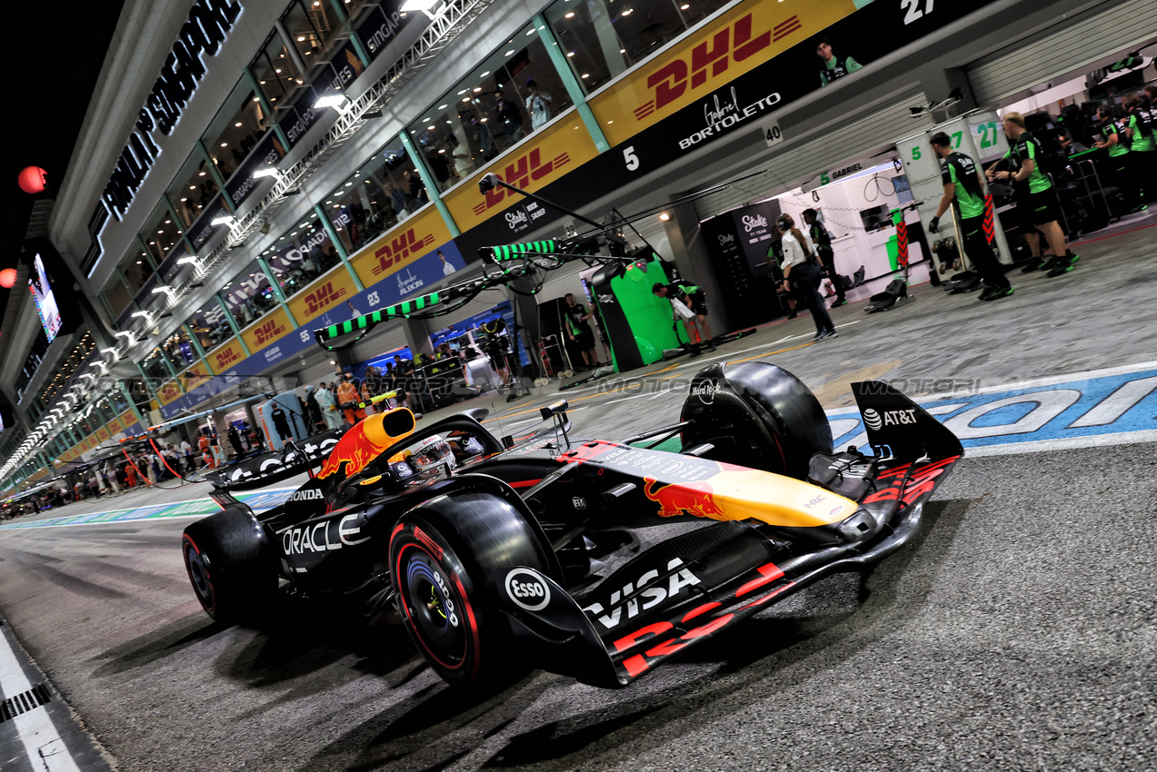 GP SINGAPORE, Yuki Tsunoda (JPN) Red Bull Racing RB21 in the pits.

03.10.2025. Formula 1 World Championship, Rd 18, Singapore Grand Prix, Marina Bay Street Circuit, Singapore, Practice Day.

- www.xpbimages.com, EMail: requests@xpbimages.com © Copyright: Batchelor / XPB Images