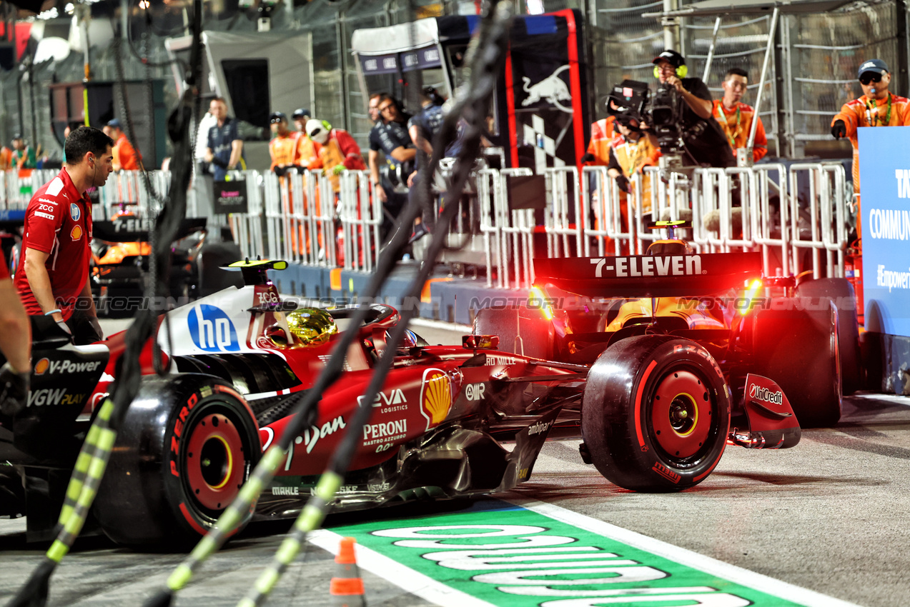 GP SINGAPORE, Lando Norris (GBR) McLaren MCL39 in the pits after colliding with Charles Leclerc (MON) Ferrari SF-25 in the second practice session.

03.10.2025. Formula 1 World Championship, Rd 18, Singapore Grand Prix, Marina Bay Street Circuit, Singapore, Practice Day.

- www.xpbimages.com, EMail: requests@xpbimages.com © Copyright: Batchelor / XPB Images
