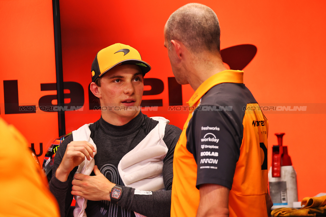 GP SINGAPORE, Oscar Piastri (AUS) McLaren.

03.10.2025. Formula 1 World Championship, Rd 18, Singapore Grand Prix, Marina Bay Street Circuit, Singapore, Practice Day.

- www.xpbimages.com, EMail: requests@xpbimages.com © Copyright: Batchelor / XPB Images
