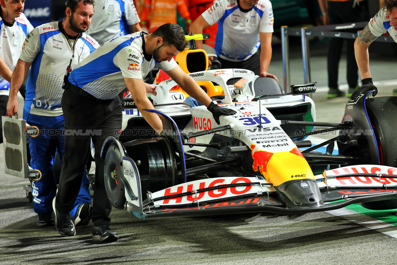 GP SINGAPORE, The Racing Bulls VCARB 02 of Liam Lawson (NZL) Racing Bulls is recovered back to the pits after he crashed in the second practice session.

03.10.2025. Formula 1 World Championship, Rd 18, Singapore Grand Prix, Marina Bay Street Circuit, Singapore, Practice Day.

- www.xpbimages.com, EMail: requests@xpbimages.com © Copyright: Batchelor / XPB Images