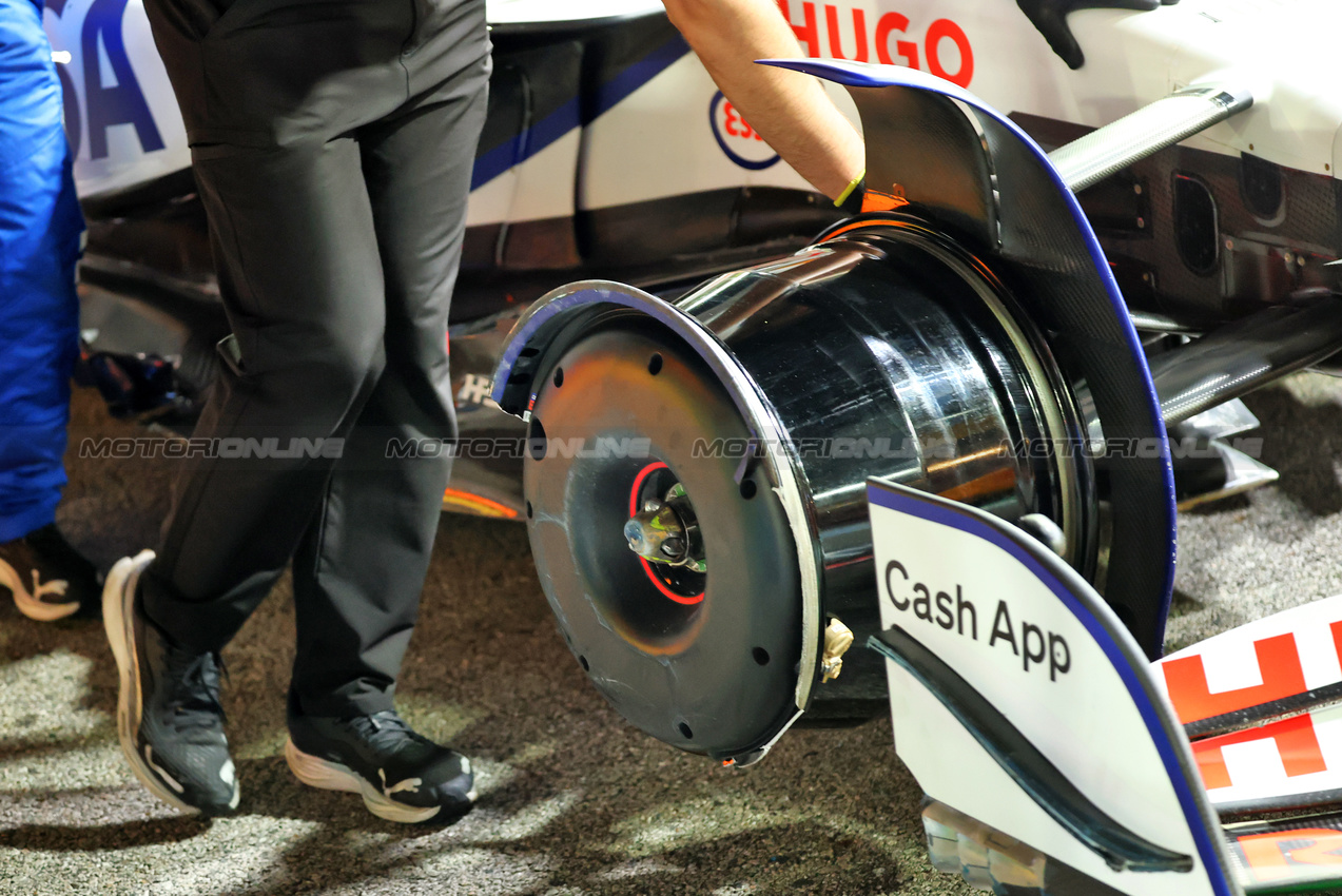 GP SINGAPORE, The Racing Bulls VCARB 02 of Liam Lawson (NZL) Racing Bulls is recovered back to the pits after he crashed in the second practice session.

03.10.2025. Formula 1 World Championship, Rd 18, Singapore Grand Prix, Marina Bay Street Circuit, Singapore, Practice Day.

- www.xpbimages.com, EMail: requests@xpbimages.com © Copyright: Batchelor / XPB Images