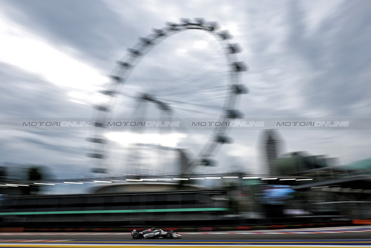 GP SINGAPORE, Oliver Bearman (GBR) Haas VF-25.

03.10.2025. Formula 1 World Championship, Rd 18, Singapore Grand Prix, Marina Bay Street Circuit, Singapore, Practice Day.

- www.xpbimages.com, EMail: requests@xpbimages.com © Copyright: Moy / XPB Images