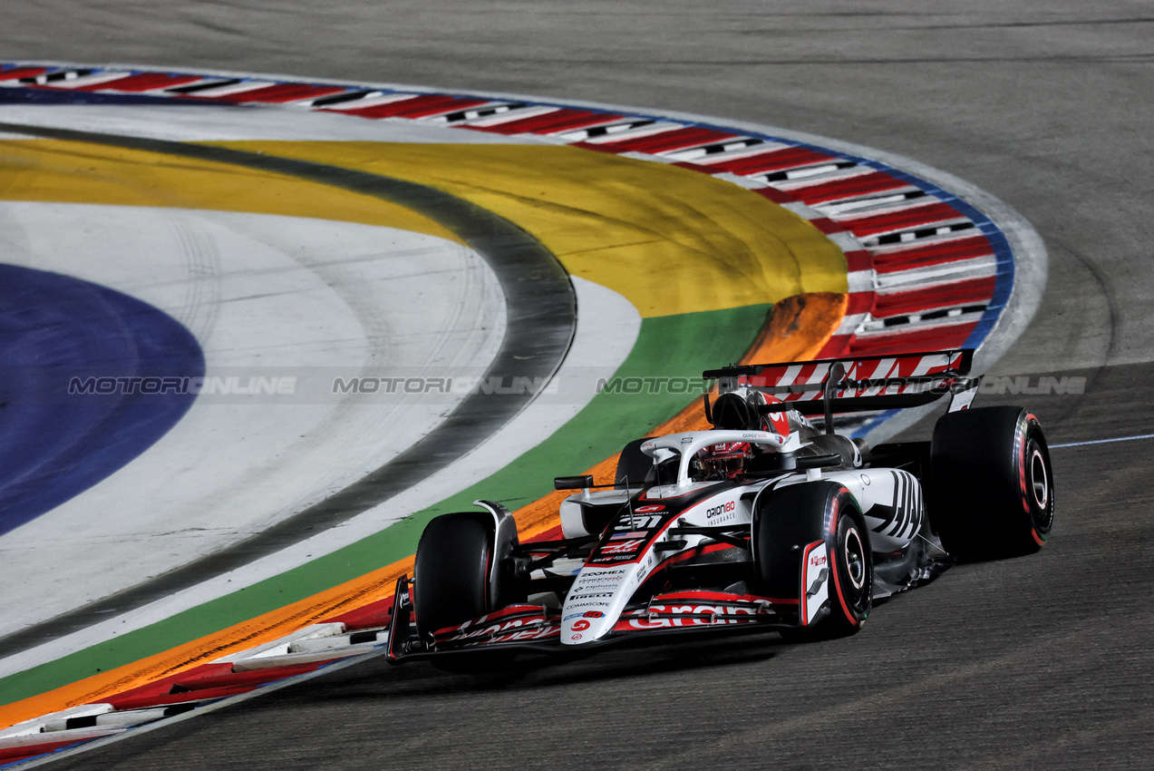 GP SINGAPORE, Esteban Ocon (FRA) Haas VF-25.

03.10.2025. Formula 1 World Championship, Rd 18, Singapore Grand Prix, Marina Bay Street Circuit, Singapore, Practice Day.

- www.xpbimages.com, EMail: requests@xpbimages.com © Copyright: Moy / XPB Images