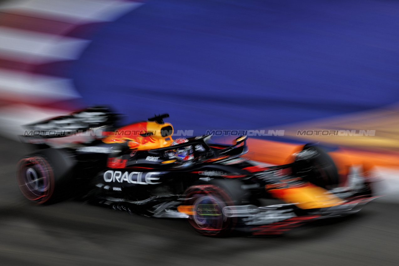 GP SINGAPORE, Max Verstappen (NLD) Red Bull Racing RB21.

03.10.2025. Formula 1 World Championship, Rd 18, Singapore Grand Prix, Marina Bay Street Circuit, Singapore, Practice Day.

- www.xpbimages.com, EMail: requests@xpbimages.com © Copyright: Moy / XPB Images