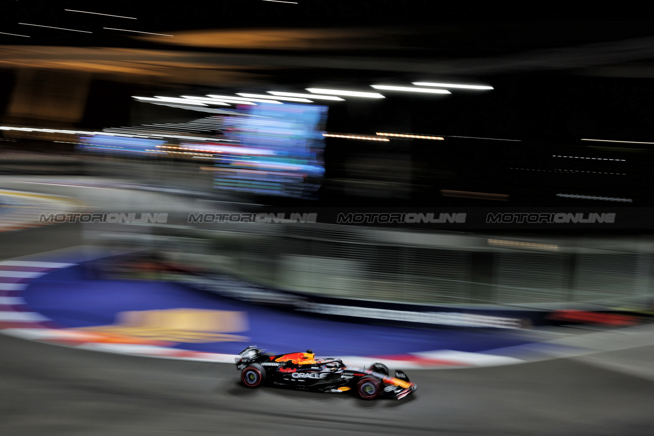 GP SINGAPORE, Max Verstappen (NLD) Red Bull Racing RB21.

03.10.2025. Formula 1 World Championship, Rd 18, Singapore Grand Prix, Marina Bay Street Circuit, Singapore, Practice Day.

- www.xpbimages.com, EMail: requests@xpbimages.com © Copyright: Moy / XPB Images
