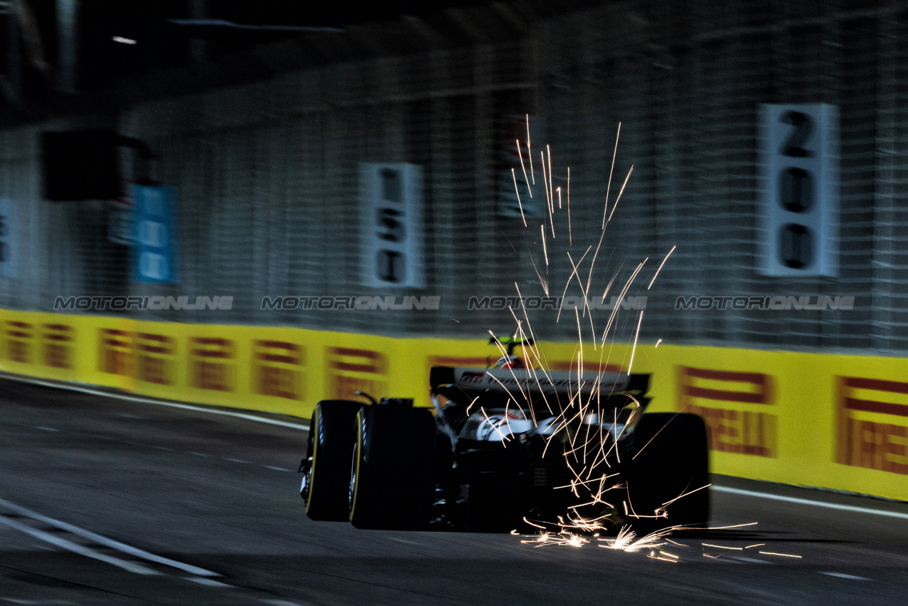 GP SINGAPORE, Oliver Bearman (GBR) Haas VF-25 sends sparks flying.

03.10.2025. Formula 1 World Championship, Rd 18, Singapore Grand Prix, Marina Bay Street Circuit, Singapore, Practice Day.

 - www.xpbimages.com, EMail: requests@xpbimages.com © Copyright: Rew / XPB Images