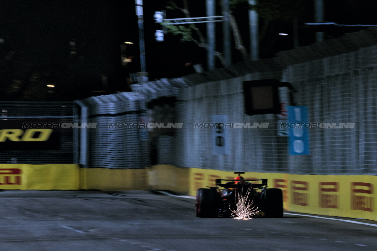 GP SINGAPORE, Max Verstappen (NLD) Red Bull Racing RB21 sends sparks flying.

03.10.2025. Formula 1 World Championship, Rd 18, Singapore Grand Prix, Marina Bay Street Circuit, Singapore, Practice Day.

 - www.xpbimages.com, EMail: requests@xpbimages.com © Copyright: Rew / XPB Images
