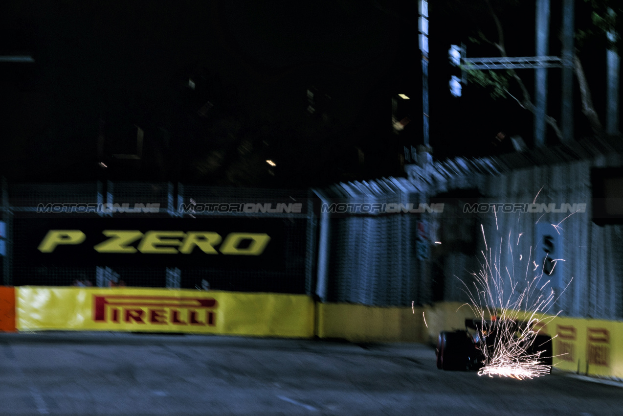 GP SINGAPORE, Max Verstappen (NLD) Red Bull Racing RB21 sends sparks flying.

03.10.2025. Formula 1 World Championship, Rd 18, Singapore Grand Prix, Marina Bay Street Circuit, Singapore, Practice Day.

 - www.xpbimages.com, EMail: requests@xpbimages.com © Copyright: Rew / XPB Images