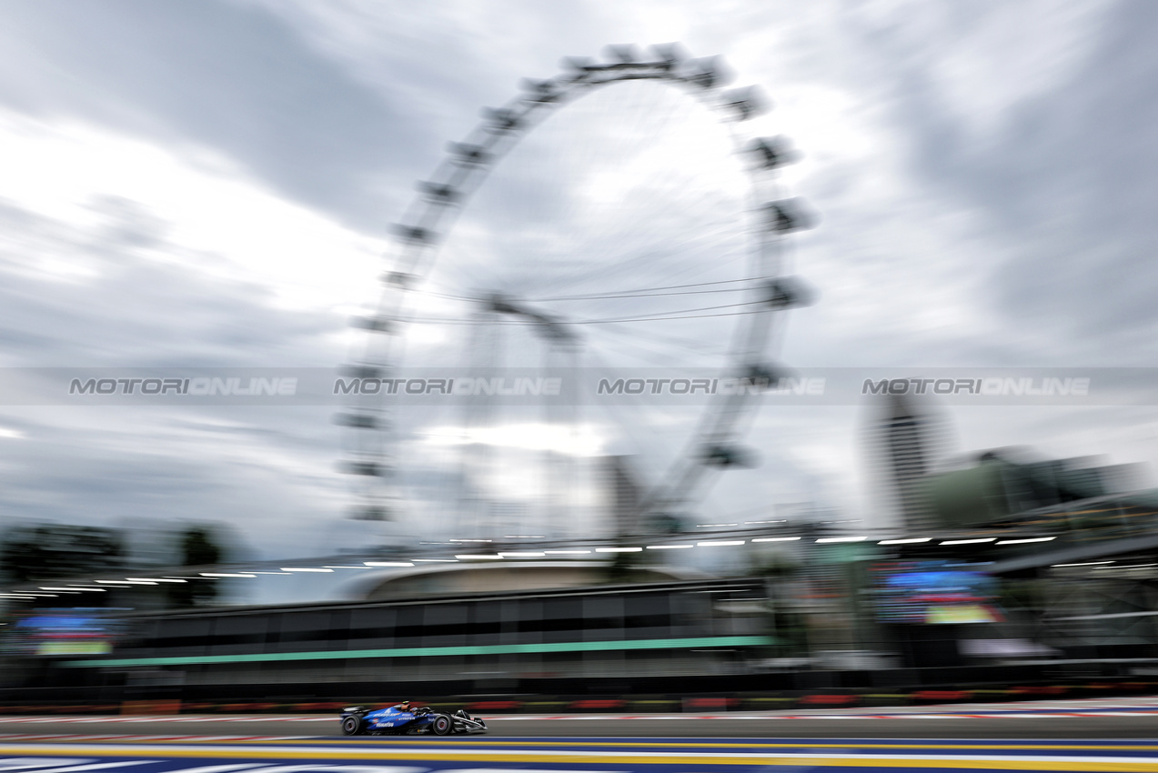 GP SINGAPORE, Carlos Sainz (ESP) Atlassian Williams Racing FW47.

03.10.2025. Formula 1 World Championship, Rd 18, Singapore Grand Prix, Marina Bay Street Circuit, Singapore, Practice Day.

- www.xpbimages.com, EMail: requests@xpbimages.com © Copyright: Moy / XPB Images