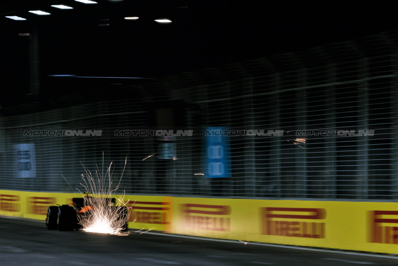 GP SINGAPORE, Lando Norris (GBR) McLaren MCL39 sends sparks flying.

03.10.2025. Formula 1 World Championship, Rd 18, Singapore Grand Prix, Marina Bay Street Circuit, Singapore, Practice Day.

 - www.xpbimages.com, EMail: requests@xpbimages.com © Copyright: Rew / XPB Images