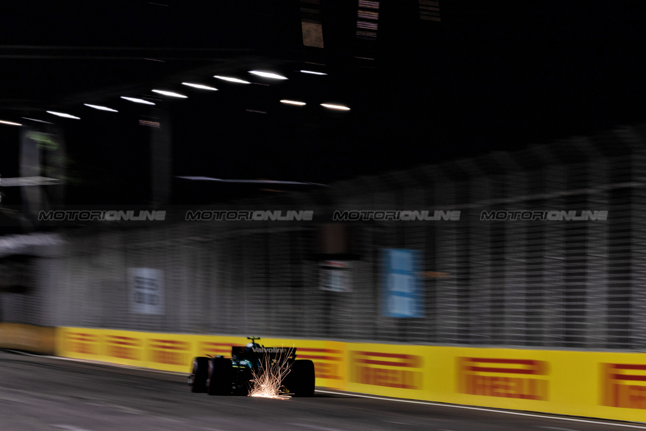 GP SINGAPORE, Fernando Alonso (ESP) Aston Martin F1 Team AMR25 sends sparks flying.

03.10.2025. Formula 1 World Championship, Rd 18, Singapore Grand Prix, Marina Bay Street Circuit, Singapore, Practice Day.

 - www.xpbimages.com, EMail: requests@xpbimages.com © Copyright: Rew / XPB Images