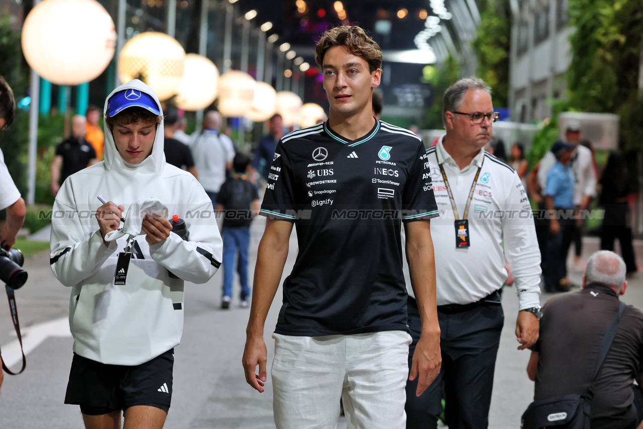 GP SINGAPORE, (L to R): Andrea Kimi Antonelli (ITA) Mercedes AMG F1 with team mate George Russell (GBR) Mercedes AMG F1.

03.10.2025. Formula 1 World Championship, Rd 18, Singapore Grand Prix, Marina Bay Street Circuit, Singapore, Practice Day.

- www.xpbimages.com, EMail: requests@xpbimages.com © Copyright: Moy / XPB Images