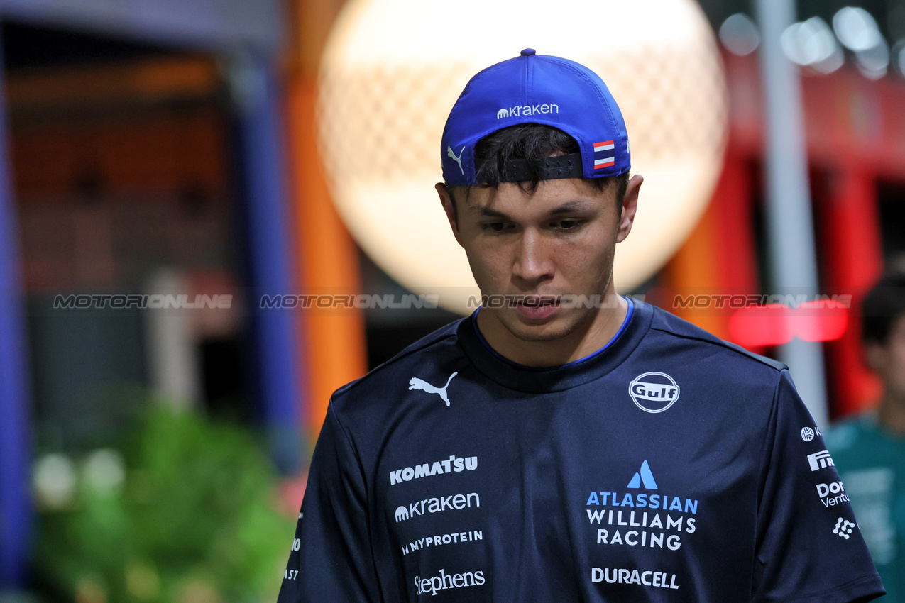 GP SINGAPORE, Alexander Albon (THA) Atlassian Williams Racing.

03.10.2025. Formula 1 World Championship, Rd 18, Singapore Grand Prix, Marina Bay Street Circuit, Singapore, Practice Day.

- www.xpbimages.com, EMail: requests@xpbimages.com © Copyright: Moy / XPB Images