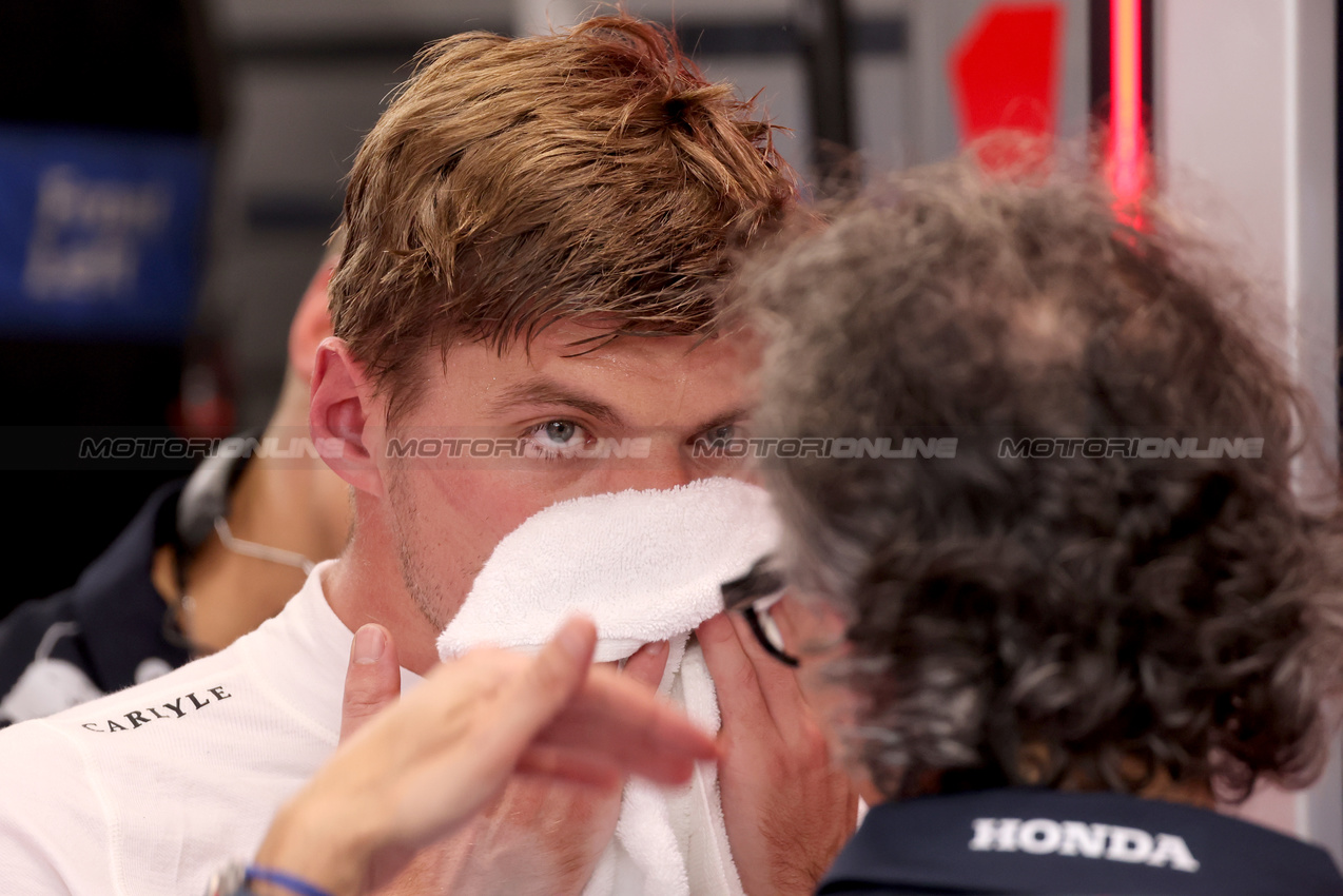 GP SINGAPORE, Max Verstappen (NLD) Red Bull Racing with Laurent Mekies (FRA) Red Bull Racing Team Principal e CEO.

03.10.2025. Formula 1 World Championship, Rd 18, Singapore Grand Prix, Marina Bay Street Circuit, Singapore, Practice Day.

 - www.xpbimages.com, EMail: requests@xpbimages.com © Copyright: Coates / XPB Images