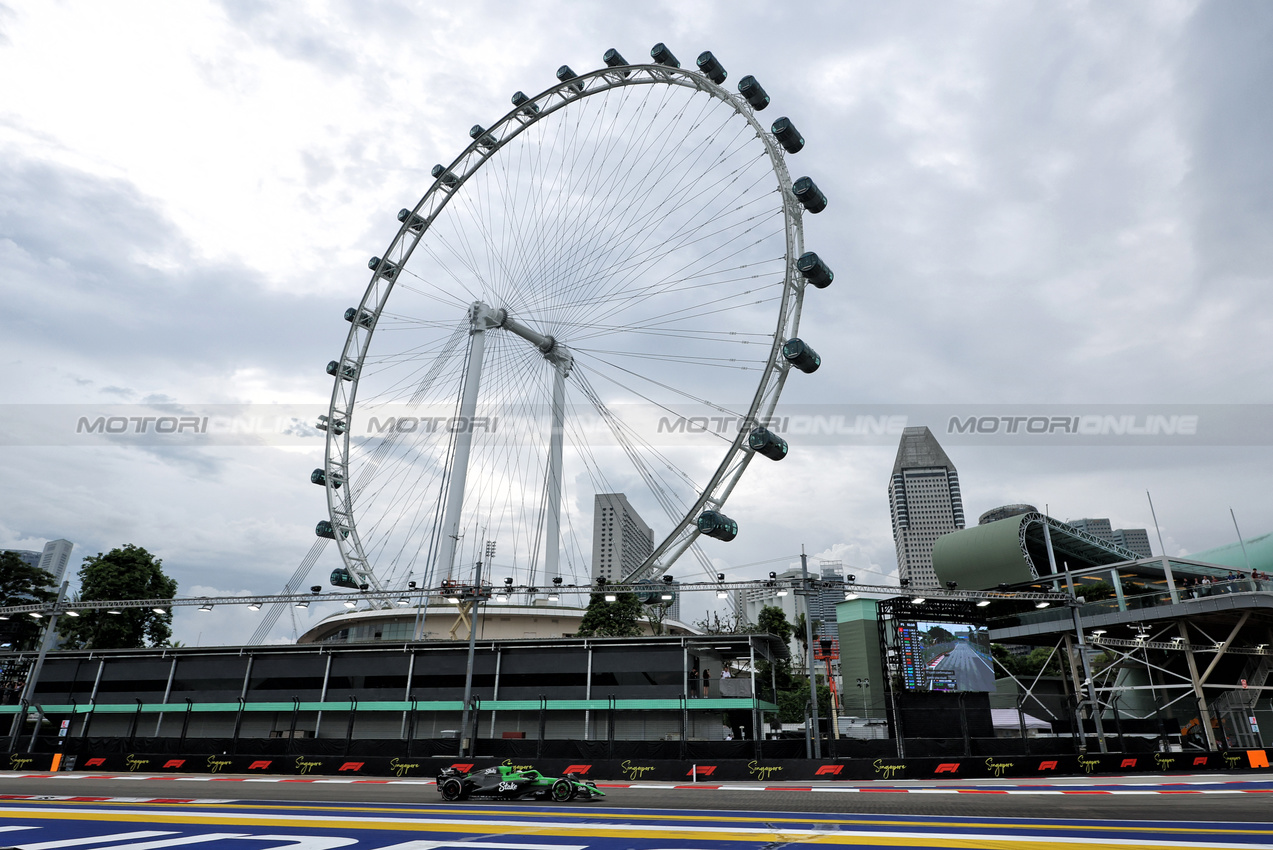 GP SINGAPORE, Gabriel Bortoleto (BRA) Sauber C45.

03.10.2025. Formula 1 World Championship, Rd 18, Singapore Grand Prix, Marina Bay Street Circuit, Singapore, Practice Day.

- www.xpbimages.com, EMail: requests@xpbimages.com © Copyright: Moy / XPB Images