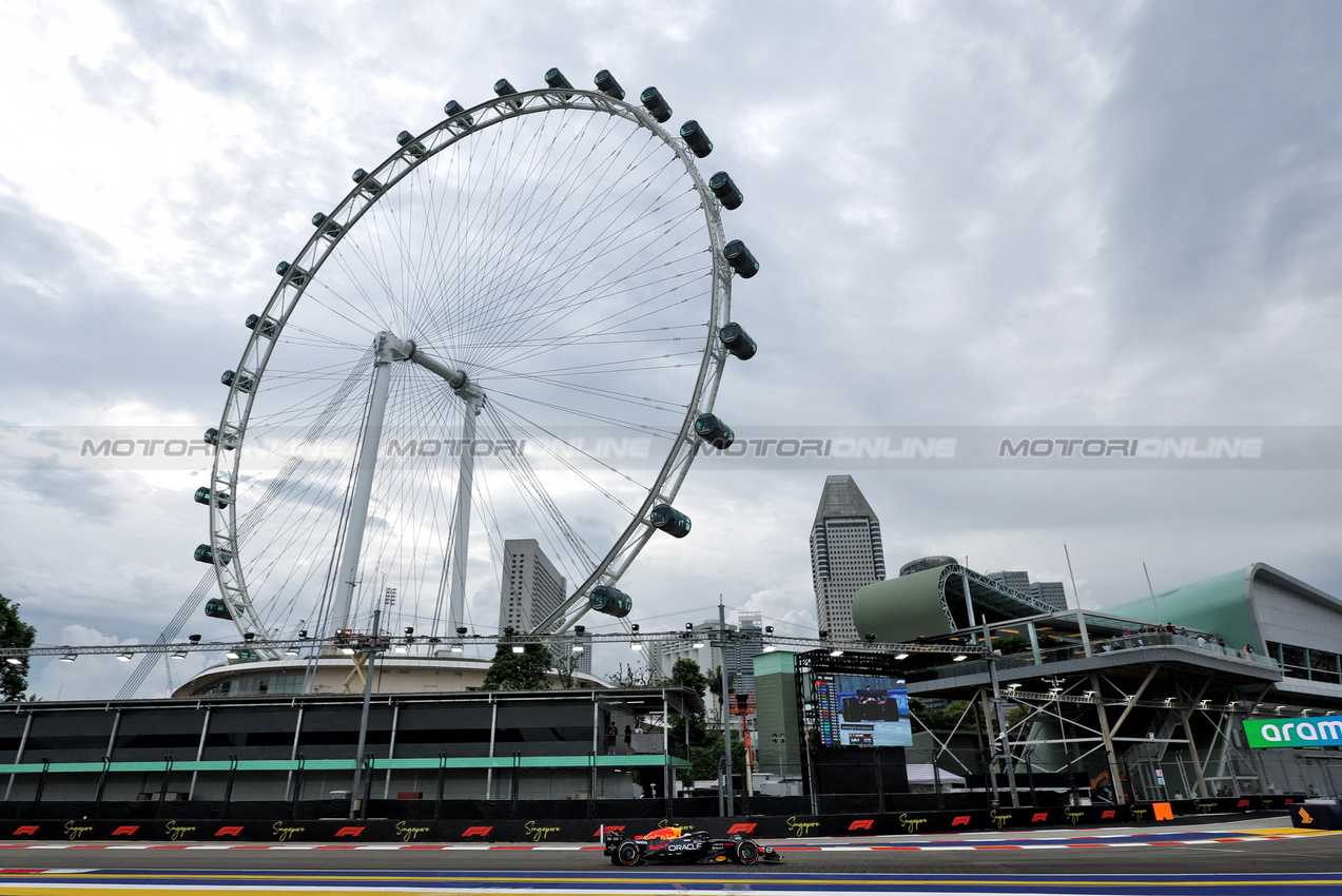 GP SINGAPORE, Yuki Tsunoda (JPN) Red Bull Racing RB21.

03.10.2025. Formula 1 World Championship, Rd 18, Singapore Grand Prix, Marina Bay Street Circuit, Singapore, Practice Day.

- www.xpbimages.com, EMail: requests@xpbimages.com © Copyright: Moy / XPB Images